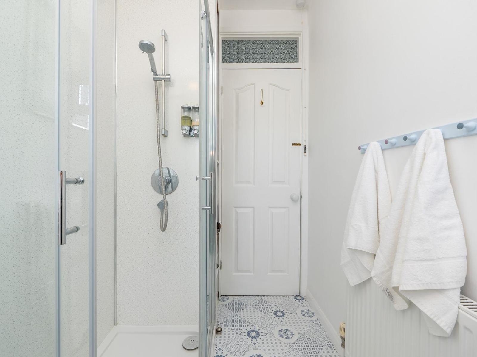 Pass The Keys Spacious Family Home With Parking Bath Exterior photo